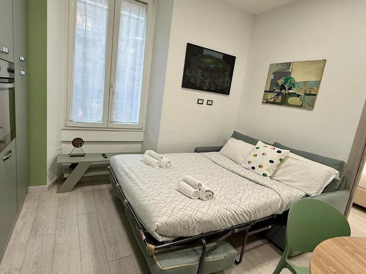 5 Minuti Duomo - Metro M4 Argonne - Linate Airport Apartment Milan 0*,  Italy